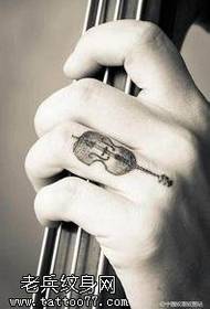 Саусақтағы скрипкадағы татуировкасы