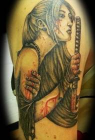 Moza guerreira asiática e patrón de tatuaxe de feridas sanguentas