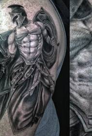 Immagine di tatuaggio guerriero divertente grigio nero spalla