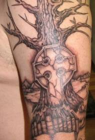 Wzór angielski tatuaż martwe drzewo ramię brązowy