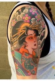 Malaking braso na magarbong makulay na pattern ng tattoo ng bulaklak ng geisha na Asyano