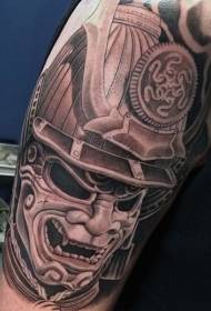плечо коричневого цвета с татуировкой в стиле самурая