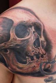 плечо Грейнда с реалистичным рисунком татуировки черепа