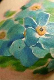 Modello femminile del tatuaggio del fiore della spalla di colore