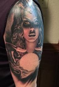skouer geheimsinnige vrou met 'n ligte bal tatoeëring patroon