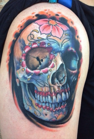 Modello di tatuaggio teschio colorato in stile tradizionale messicano