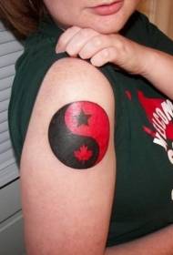 Nagy vörös és fekete ázsiai yin és yang pletykák csillagok tetoválás mintával