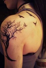 emakumezkoen sorbalda beltza hildako zuhaitza eta hegaztien tatuaje eredua