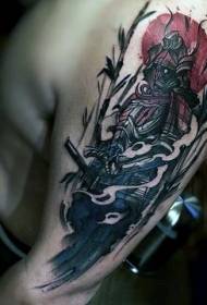 Braccio in stile asiatico multicolore misterioso tatuaggio samurai