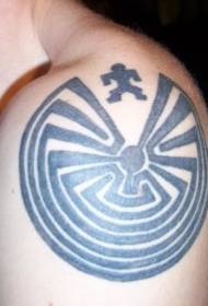 Schulter schwarz großes Labyrinth Tattoo Muster