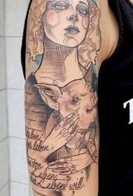Жена у стилу у боји на рамену са свињском тетоважом