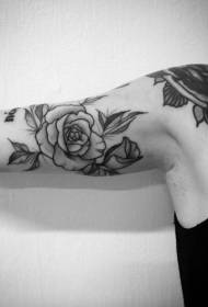 schulter schwarz grau old school rose tattoo muster