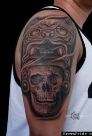 immagine tatuaggio spalla demone stile scultura di pietra casco