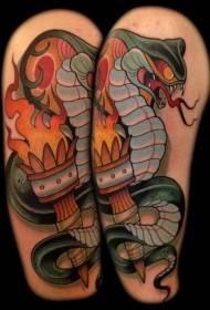 immagine tatuaggio spalla serpente colore vecchia scuola