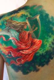 bahu wanita warna besar dengan corak tato harpa
