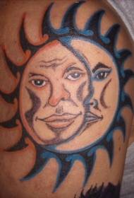 tatuaggio di sole e luna umanizzato colore della spalla