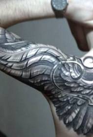 Patrón de tatuaxe de ás de pluma en branco e negro para as costas e os brazos