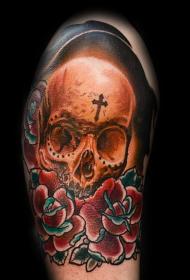 цвет черепа старой школы плеча с цветочным рисунком татуировки