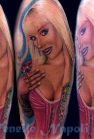 estilo realista de patrón de tatuaje de mujer tentadora de color