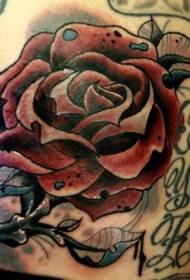un insolito motivo a tatuaggio rosa sulla spalla