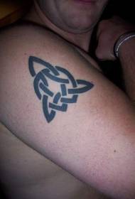 tatuagem preta do logotipo da trindade irlandesa do ombro