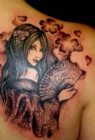 Geisha asiatica castana seducente con il modello del tatuaggio del fiore