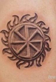 Zapanjujući šareni plemenski uzorak tetovaža sunca