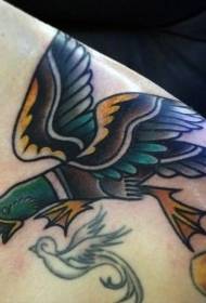 modèle de tatouage de canard de vieille école de couleur d'épaule