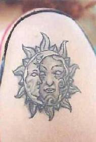 खांदा काळा राखाडी सूर्य आणि चंद्र प्रतीक टॅटू चित्र