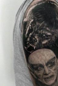 現実的なスタイルの黒灰色の狼と吸血鬼の入れ墨の写真