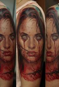 Tatuaggio con ritratto di donna sanguinante in stile horror a spalla