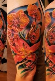 model realist tatuazh me lule ngjyrash