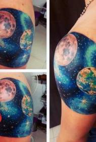 Eenvoudige kleur grote sterrenstelsels tattoo op de schouders