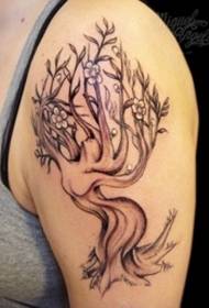 Brown μοτίβο τατουάζ γυναίκα δέντρο στους ώμους