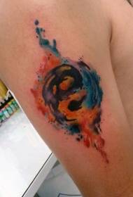 Braço grande yin e yang fofoca símbolo padrão de tatuagem estilo aquarela