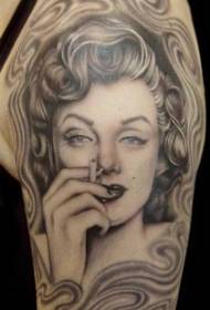 modello di tatuaggio di spalla grigio fumo ragazza ritratto