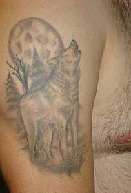 рамо слика на тетоважа на Волкот на сива месечина
