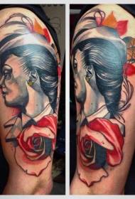 modello di tatuaggio donna spalla colore rosa donna