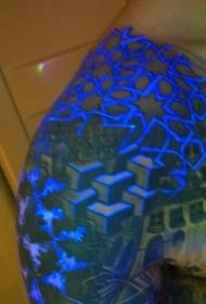 Tinta luminescent unggul ing pundhak sing nggambar tato kutha lawas