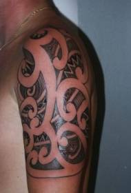 Immagine tatuaggio spalla totem tribale bianco e nero