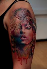 大きな腕色の血まみれの女性の肖像画のタトゥーパターン