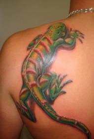 Рамена реалистичен гуштер тетоважа во боја на рамената
