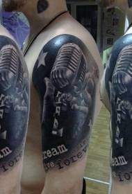 Velika roka zelo realističen vzorec tetovaže z belim retro mikrofonom