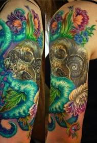 ľudská lebka na ramene s tetovaním chobotnice