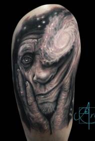 Большой черный грустный портрет старухи с татуировкой