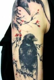 Spalla color corvo enorme e motivo a tatuaggio ad albero