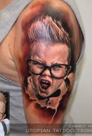 Laki-laki bahu warna gambar tato potret anak kecil