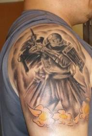 guerreiro escuro de ombreiro con patrón de tatuaxe de flores amarelas