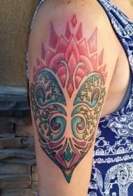 Modello di tatuaggio albero a forma di cuore spalla femminile colore