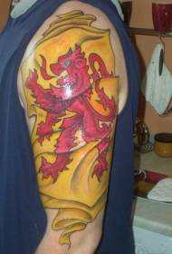 axelfärg skotsk röd och gul tatueringsmönster